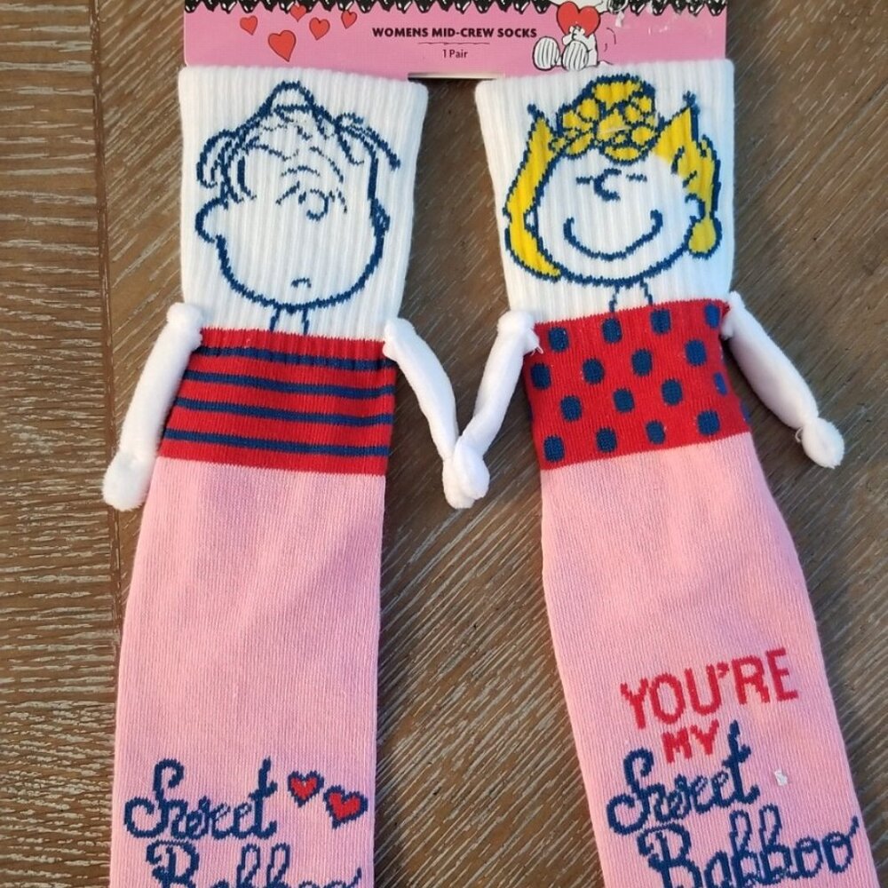 Peanuts Valentine's Day Magnetic Crew Socks - Picture 2 of 8